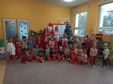 Fotografia Mikuláša s deťmi v materskej škole