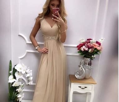 Ilustračné foto spoločenských šiat od slovenskej dizajnérky