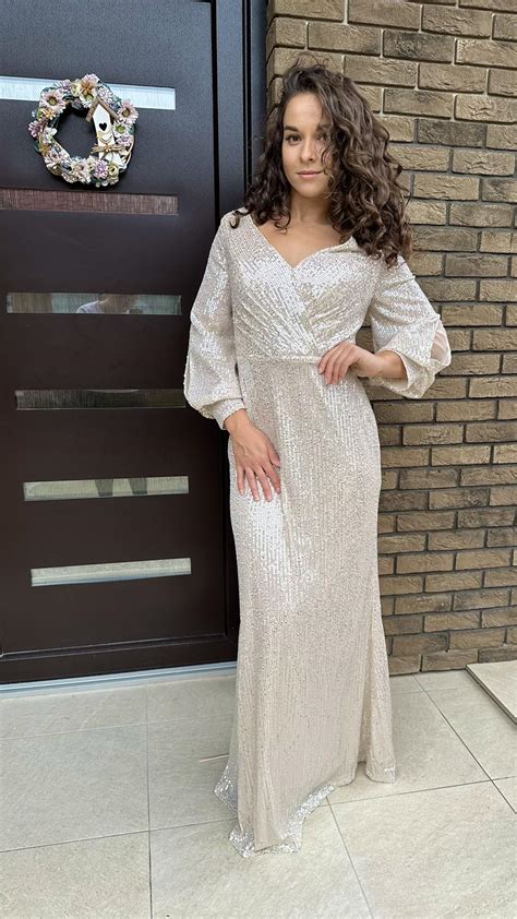 Detailné zábery prepracovaných spoločenských šiat