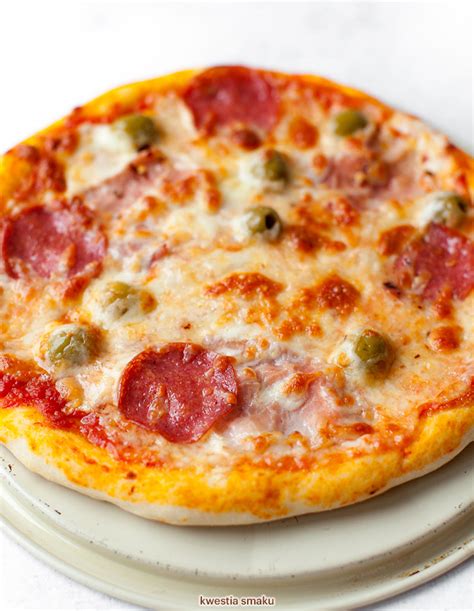 Pizza z bankoviek v škatuli od pizze