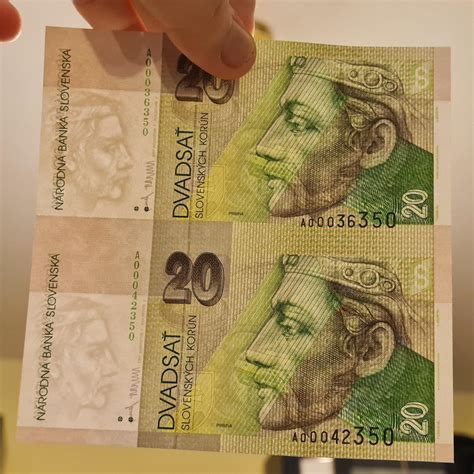 Miniatúrna košeľa alebo šaty poskladané z bankoviek