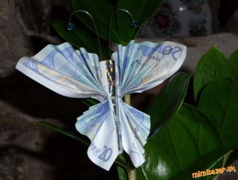Origami figúrky (ruže, srdcia) z bankoviek