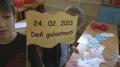 Tematické foto vianočnej nástenky v škole s detskými výtvormi