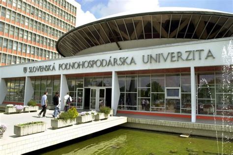 Tematická fotografia hlavnej budovy Botanickej záhrady SPU v Nitre alebo vchodu do areálu.