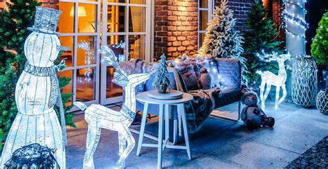 Infografika s tipmi na vianočné dekorácie interiéru kaviarne (svetielka, perníky, prírodné materiály)