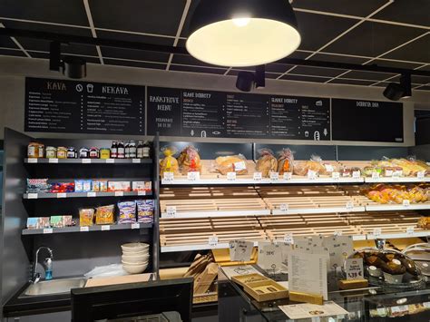 Interiér útulnej remeselnej pekárne s pultom plným čerstvého pečiva