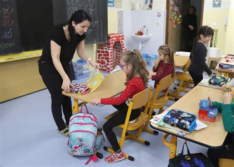 Tematické foto: Prezentácia stredných škôl s informačnými stánkami a študentmi
