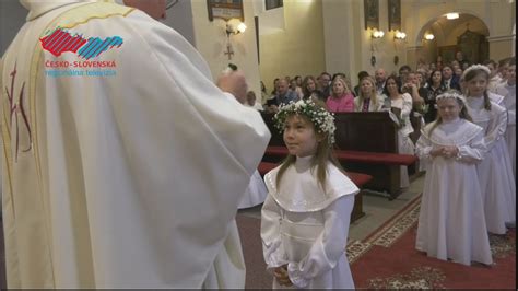 Tematické foto šťastného dieťaťa na prvom svätom prijímaní