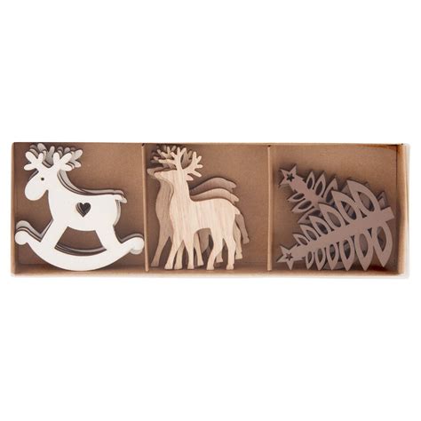 Ilustračná fotografia rodiny pri spoločnom tvorení drevených dekorácií