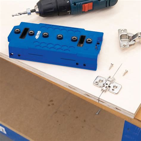 Náčrt dreveného klátika s vyznačenými bodmi pre vŕtanie otvorov na sviečky