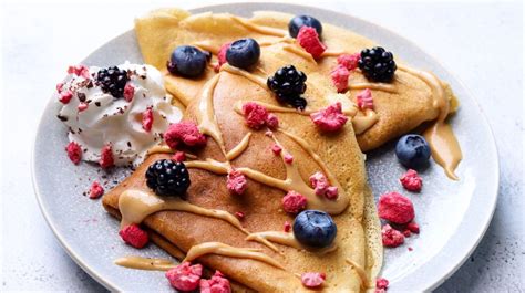 Kreatívne naaranžované palacinky v tvare kvetov na tanieri