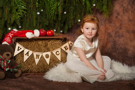 Tematické foto: Osoba s darčekovým košom