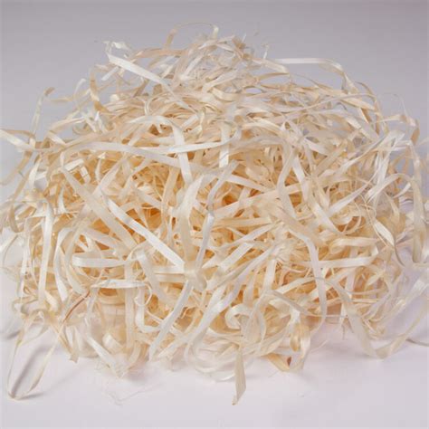 Fotografia rôznych typov výplňových materiálov pre darčekové koše (drevená vlna, hodvábny papier)