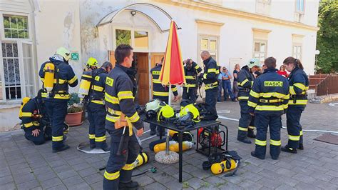 Fotografia ženského hasičského družstva DHZ Senica pri preberaní ceny