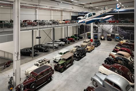 Interiér Oldtimer Gallery s vystavenými historickými vozidlami