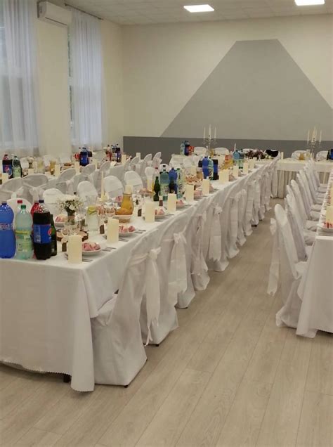 Interiér kultúrneho domu s prichystanými stolmi pre svadobnú hostinu