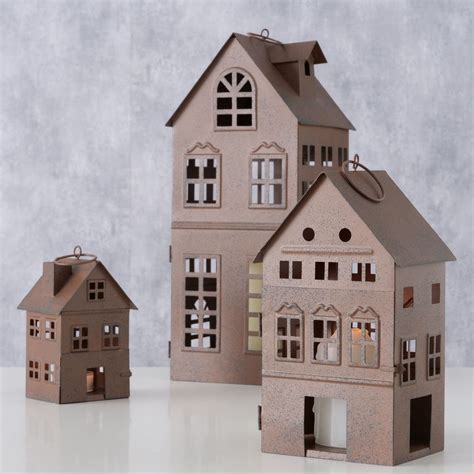 Rôzne varianty kovových svietnikov v tvare domčeka v rôznych farbách a veľkostiach