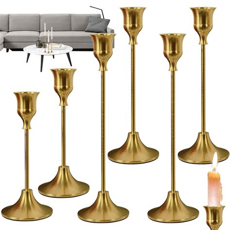 Aranžmán viacerých kovových svietnikov v tvare domčeka, ktoré spolu vytvárajú dojem dedinky