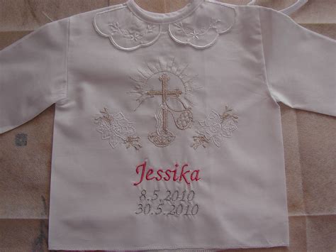 Detail vyšívanej krstovej košieľky s menom a dátumom krstu