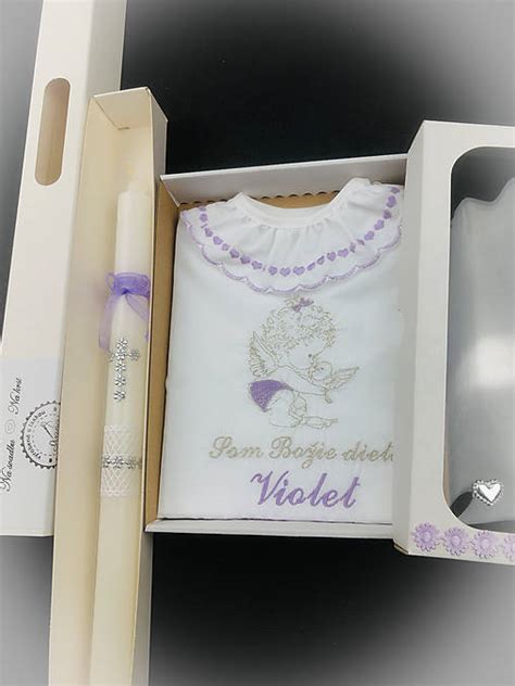 Set krstovej košieľky a sviečky v darčekovej krabičke s priehľadom