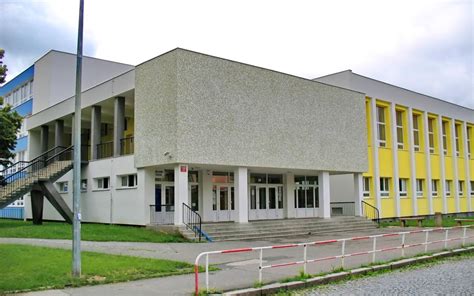 Fotografia predsedu rady školy pri vedení zasadnutia