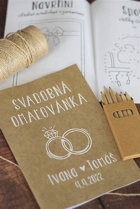 Svadobná koláž znázorňujúca kyticu, obrúčky a tradičné prvky slovenskej svadby