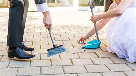 Schéma svadobnej hostiny: rozbitie taniera a zametanie črepov ako symbol tímovej práce