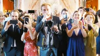 Tematické foto z filmu Kým nás svadba nerozdelí, zobrazujúce chaotickú svadobnú hostinu s personálom