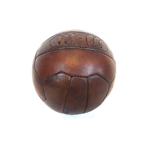 Tematické foto: stará kožená futbalová lopta