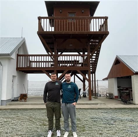 Tematická fotografia dvoch bratov spomínajúcich na staré časy
