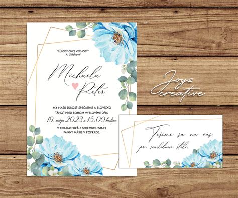 Svadobné dekorácie na stoloch s kvetmi a sviečkami