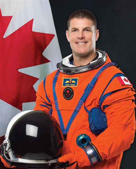 Astronaut Jeremy Hansen fotografuje Mesiac cez okno kozmickej lode Orion počas preletu okolo Mesiaca