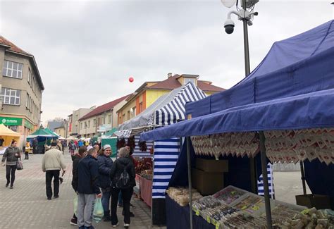 Tematické foto: Ulica v Čadci s kvetinovou výzdobou na stĺpoch