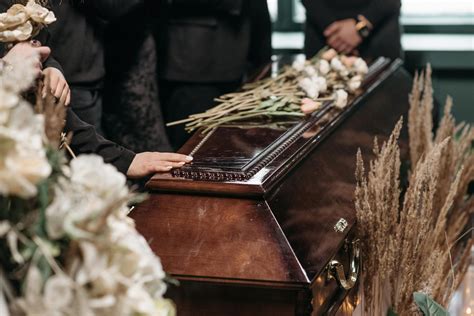 Fotografia smútočnej ikebany na truhlu
