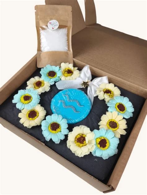 Foto relaxačného kúpeľa s kvetmi a sviečkami, telovými produktmi