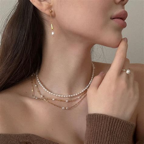 Elegantné náušnice z recyklovaného materiálu a jemný náhrdelník