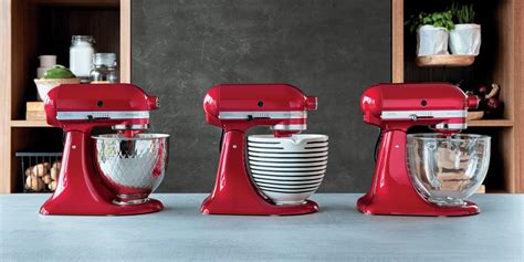 Minimalistický obrázok MioMata alebo podobného kuchynského robota, vedľa krásne naservírované jedlo