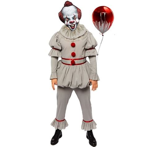 Fotografie realistických latexových masiek: klaun Pennywise, vlkodlak, zombie, upír.