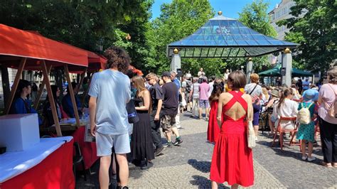 Skupina ľudí predvádza performance art na námestí