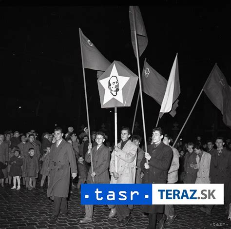 Historické fotografie z Veľkej októbrovej socialistickej revolúcie alebo ikonický obrázok auta Trabant