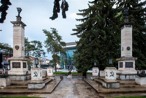 Zimný pohľad na Námestie osloboditeľov v Michalovciach počas vianočných trhov s rozsvieteným stromčekom a stánkami