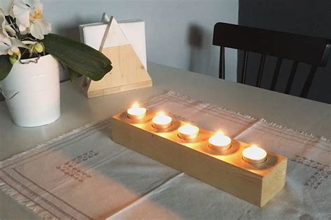 Foto: Svietnik z dreveného hranola s viacerými sviečkami