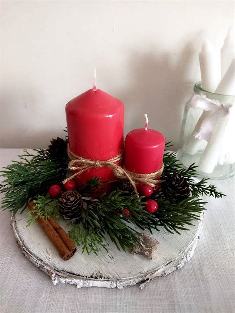 Foto: Dekorácia s drevenými rezmi a sviečkami