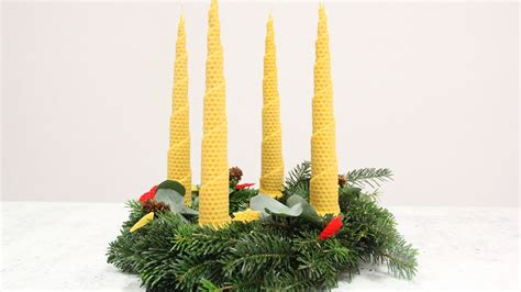 Fotografia adventného venca s horiacimi sviečkami z včelieho vosku