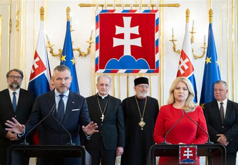 Fotografia odovzdania Prezidentského paláca medzi Zuzanou Čaputovou a Petrom Pellegrinim