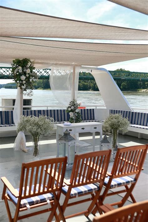 Romantická svadba na lodi na Dunaji s výhľadom na mesto
