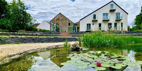 Záber na exteriér a okolie Galbovho mlyna s dôrazom na zeleň a terasu