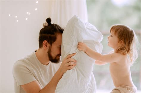 otec objímajúci dcéru, symbolizujúci podporu a lásku