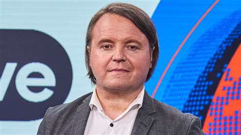 dcéra držiaca otca za ruku, symbol rodinnej podpory