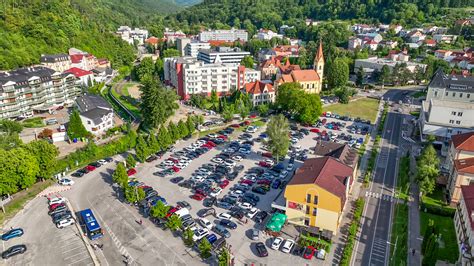 Tematické foto kúpeľov Sklené Teplice z vtáčej perspektívy s okolitou prírodou